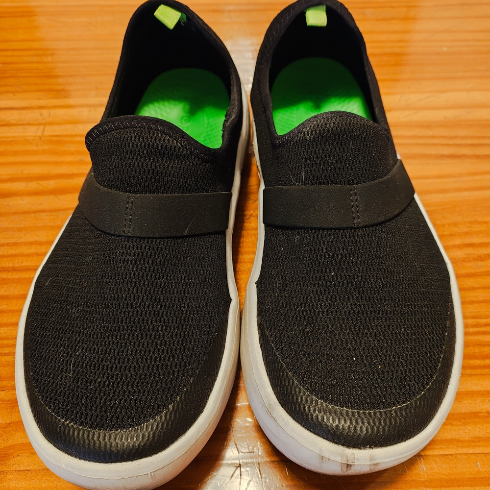 OOFOS Black And White Slip-On Low Shoes, Size 6.5